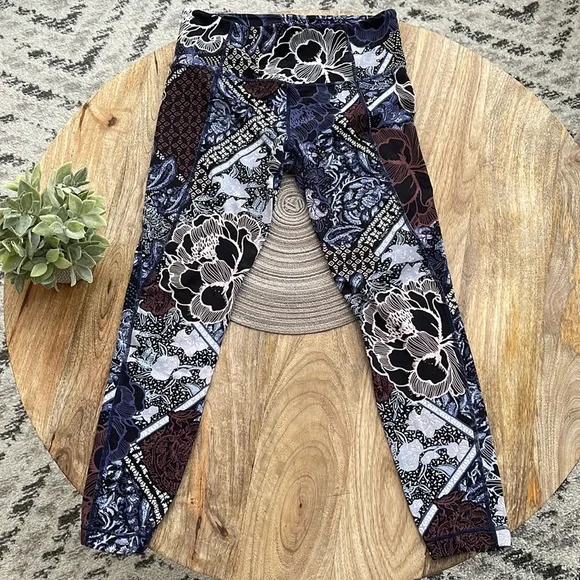 Athleta patchwork salutation 7/8 tights leggings - Picture 2 of 7